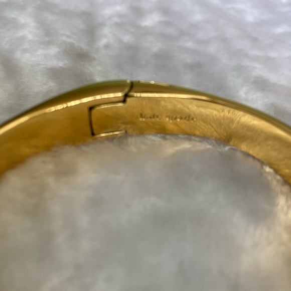 🍀NWT Kate Spade “Raise The Bar” Gold Hinged Bangle Bracelet - Picture 4 of 4